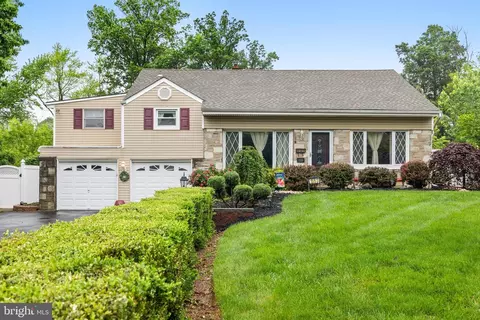 1553 Pheasant Dr, Warminster, PA 18974