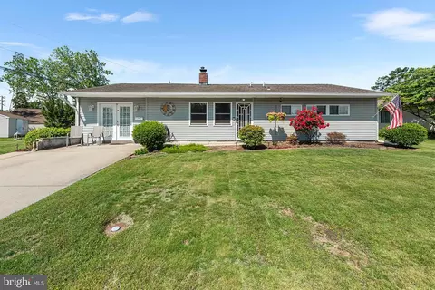 15 Dewberry Ln, Levittown, PA 19055