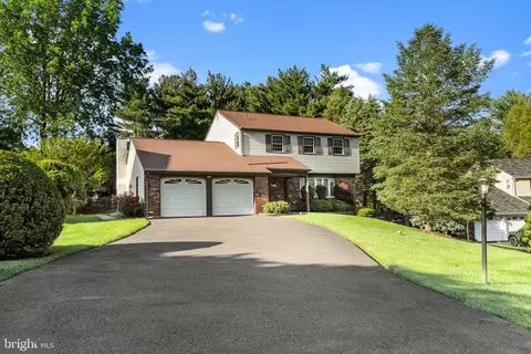 205 Creekwood Dr, Feasterville Trevose, PA 19053