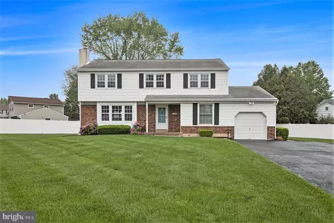1075 Oakwood Dr, Warminster, PA 18974