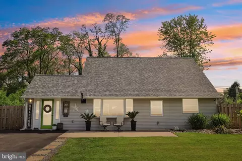 39 Village Ln, Levittown, PA 19054