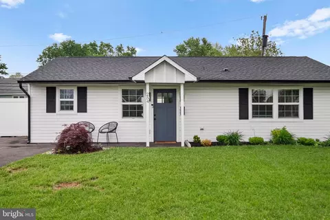 254 Goldenridge Dr, Levittown, PA 19057