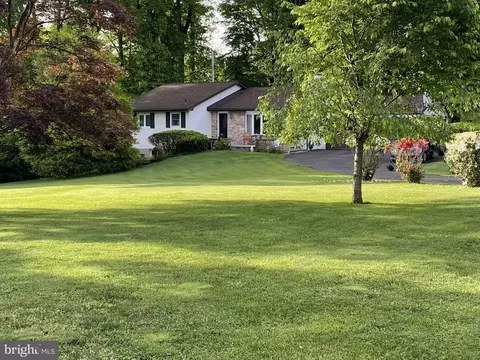 9 W Buttonwood Dr, Churchville, PA 18966