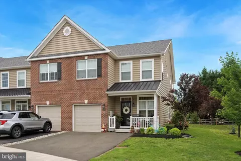 16765 River View Cir, Bristol, PA 19007