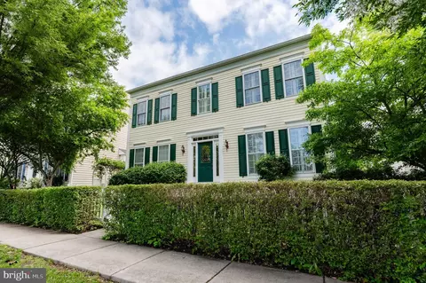 196 Pipers Inn Dr, Fountainville, PA 18923