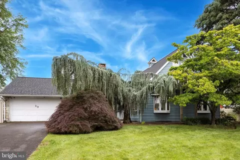 39 Smoketree Rd, Levittown, PA 19056