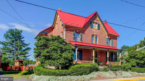 34 N Main St, Trumbauersville, PA 18970