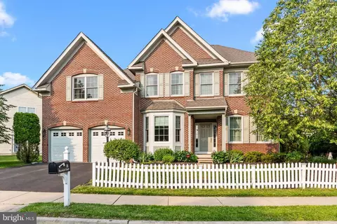 8 Warwick Ct, Newtown, PA 18940