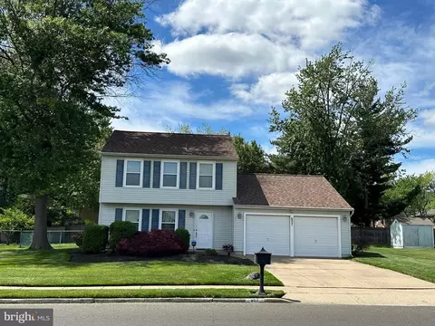 657 S Queen Anne Dr, Fairless Hills, PA 19030