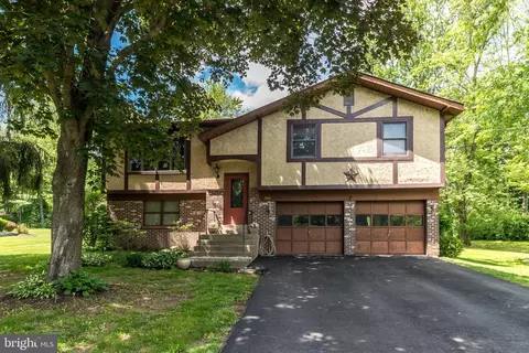 146 Woodland Dr, Doylestown, PA 18901