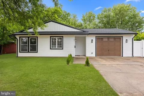 61 Orangewood Dr, Levittown, PA 19057