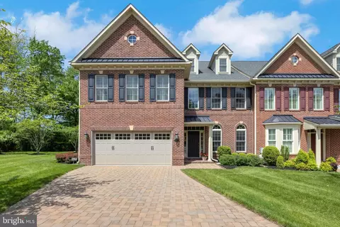 77 Elfreths Ct, Newtown, PA 18940