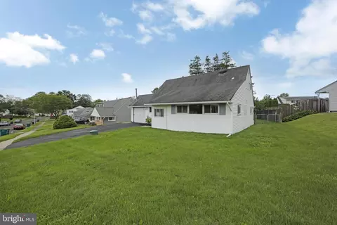 21 Hillside Rd, Levittown, PA 19056