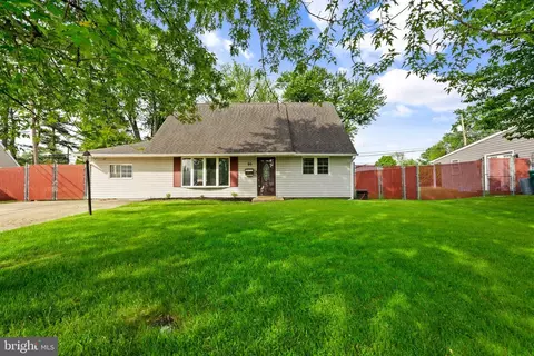 95 Twin Oak Dr, Levittown, PA 19056