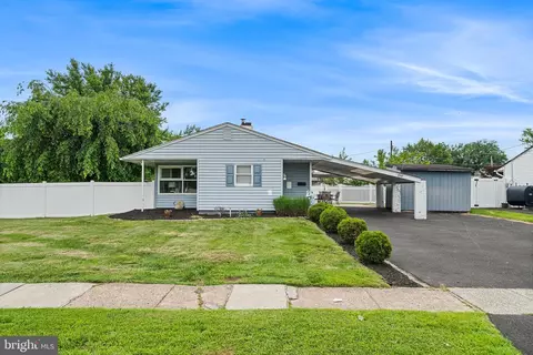 1 Swan Ln, Levittown, PA 19055