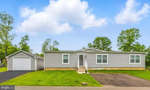 20 Golfview Dr, Quakertown, PA 18951