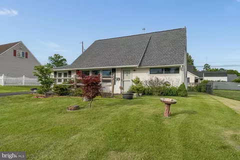 54 Cobalt Ridge Dr E, Levittown, PA 19057