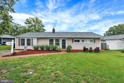 30 Thimbleberry Ln, Levittown, PA 19054