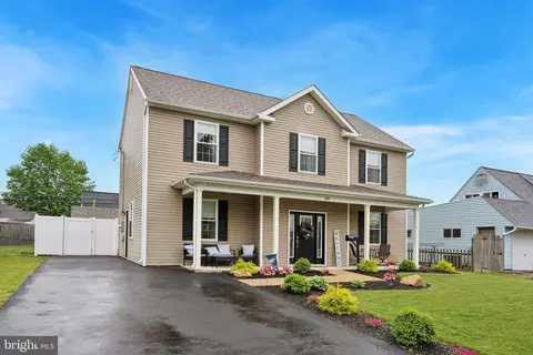 120 Northturn Ln, Levittown, PA 19054