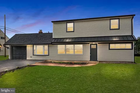 79 Viewpoint Ln, Levittown, PA 19054