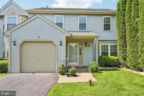 5 Locust Ln, Newtown, PA 18940