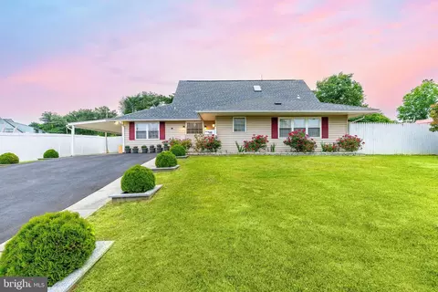 49 Highland Park Pl, Levittown, PA 19056