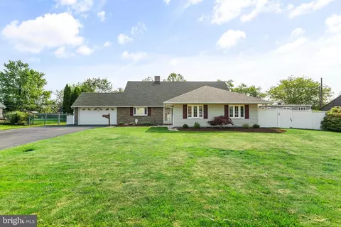 18 Steeplebush Rd, Levittown, PA 19056