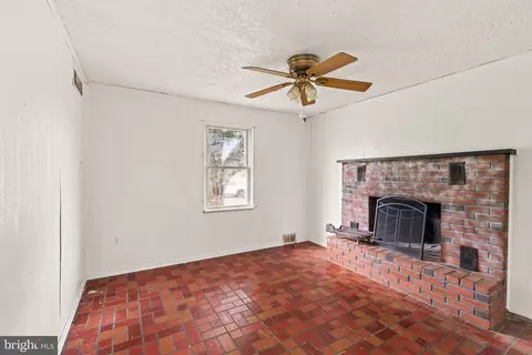 Living - 2318 Prospect Ave, Croydon, PA 19021 photo 3 of 4