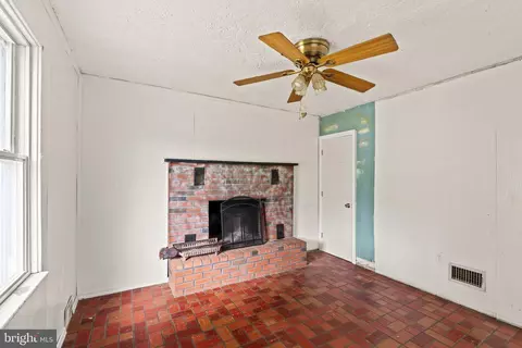 Living - 2318 Prospect Ave, Croydon, PA 19021 photo 4 of 4