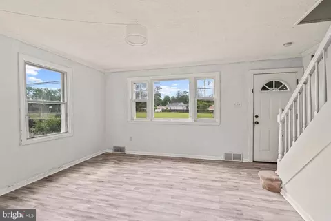 Living - 2318 Prospect Ave, Croydon, PA 19021 photo 2 of 4