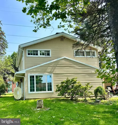 14 Farmbrook Dr, Levittown, PA 19055