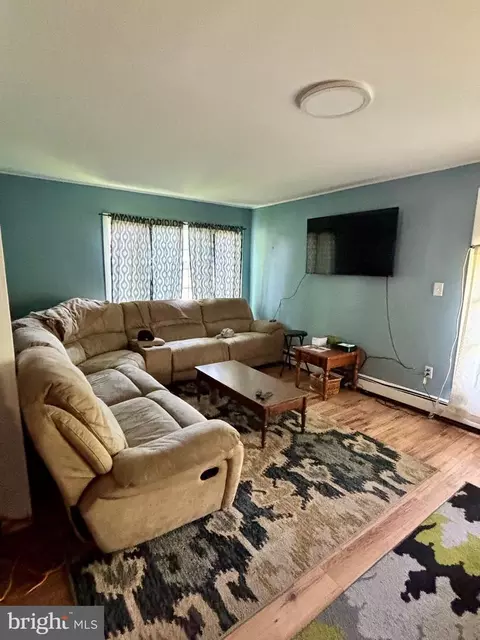14 Farmbrook Dr, Levittown, PA 19055 photo 2