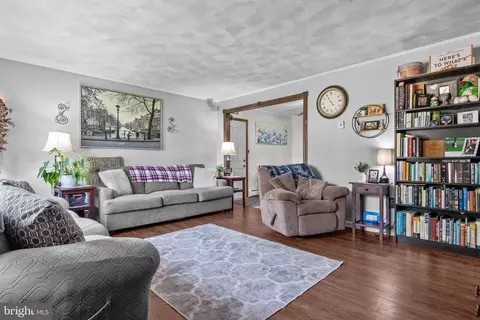 35 Long Loop Rd, Levittown, PA 19056 photo 4