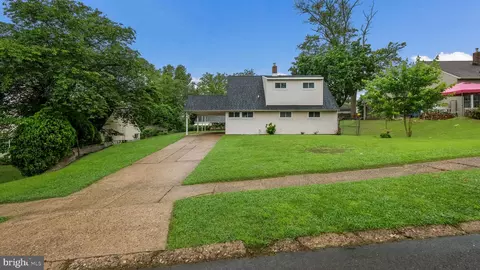 319 Holly Dr, Levittown, PA 19055