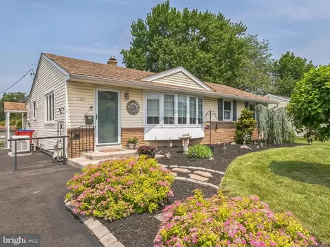 130 Horseshoe Ln, Warminster, PA 18974