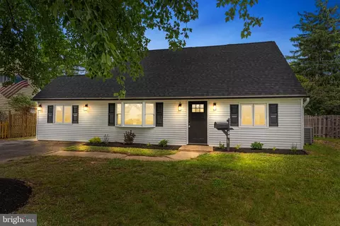 26 Keystone Ln, Levittown, PA 19055