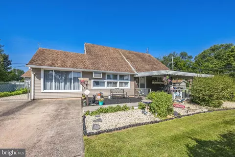 87 Vermillion Ln, Levittown, PA 19054