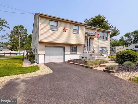 4 Bernard Dr, Morrisville, PA 19067
