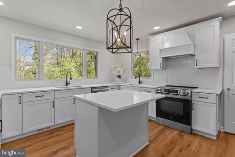 390 Sherwood Dr, Yardley, PA 19067