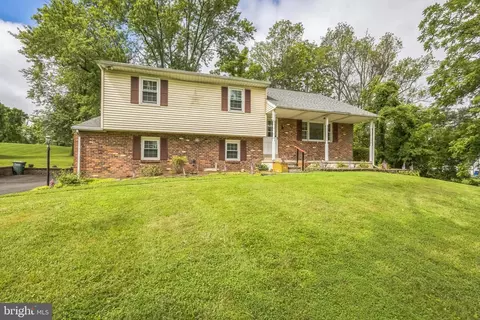 886 Sackettsford Rd, Ivyland, PA 18974
