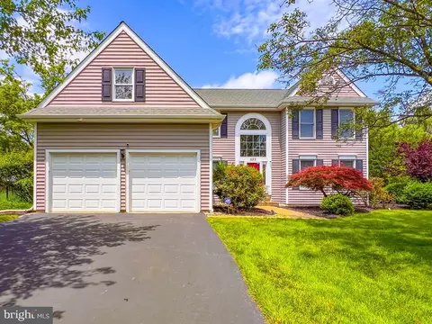 523 Fawnhill Dr, Langhorne, PA 19047