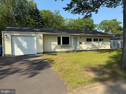 56 Orchard Ln, Levittown, PA 19055