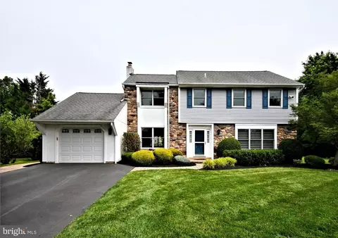 8 Garrison Ct, Holland, PA 18966