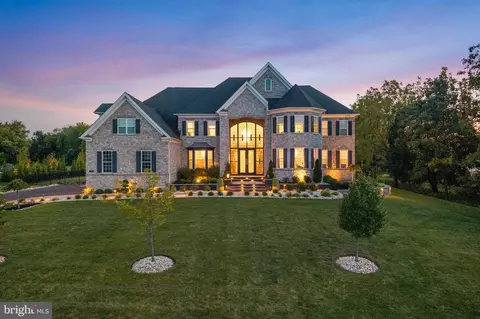 8 Shady Pines Dr, Warminster, PA 18974