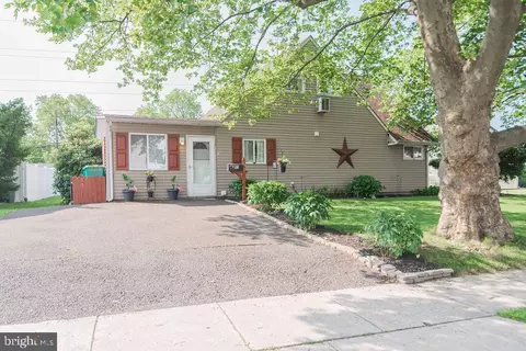 91 New School Ln, Levittown, PA 19054