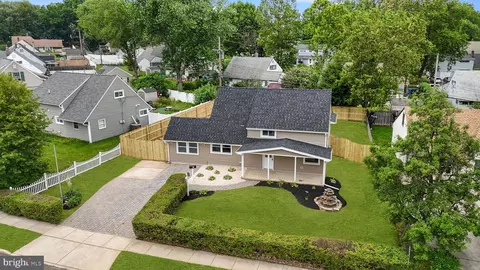 26 Redbrook Ln, Levittown, PA 19055