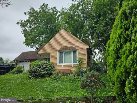 10 Quay Rd, Levittown, PA 19057