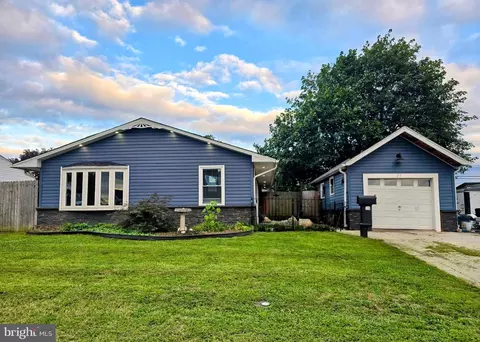 26 Poplar Ln, Levittown, PA 19054