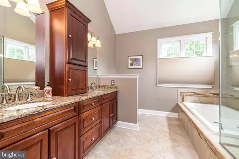 Bath - 5262 Bailey Ct E, Doylestown, PA 18902 photo 2 of 5