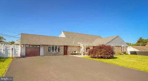 50 Rose Apple Rd, Levittown, PA 19056